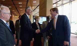 Prins welkom geheten bij HMNDP door Frits Brouwer, hoofddirecteur van het KNMI en Permanente Vertegenwoordiger van Nederland bij de WMO (foto: WMO)
