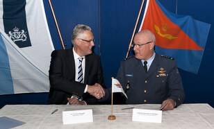 Commandant Luchtstrijdkrachten luitenant-generaal Alexander Schnitger en KNMI-hoofddirecteur Frits Brouwer onderteken de samenwerkingsovereenkomst van de Koninklijke Luchtmacht en het KNMI (foto: Ministerie van Defensie)