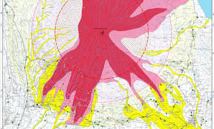Kaart met risicogebieden in rood, roze en geel. Cirkels geven de verboden gebieden aan die nu geëvacueerd zijn