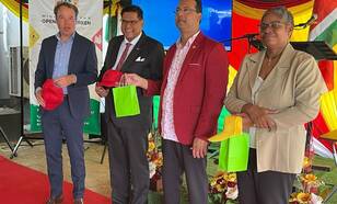 vlnr: Rubert Konijn (KNMI), Surinaamse president Santhoki, Riad Nurmohamed (Minister van Openbare Werken) en Shanti Venitiaan (Voorzitter van de Anton de Kom Universiteit)