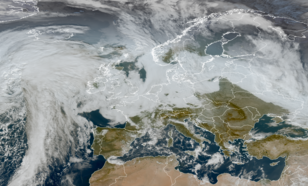  Satellietbeeld van EUMETSAT, woensdag 6 november om 13:10 uur. Het is bewolkt in heel Noordwest-Europa. 