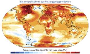 De ruimtelijke verdeling van de opwarming in 2024 ten opzichte van het gemiddelde over 1991-2020. Zowel de oceaan als het land waren uitzonderlijk warm, maar niet overal in gelijke mate.  