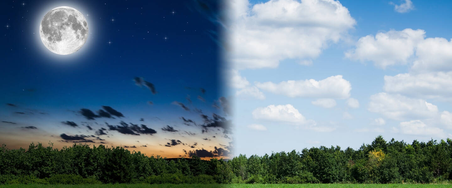 Fotocompositie met links een landschap in het maanlicht en rechts in het zonlicht