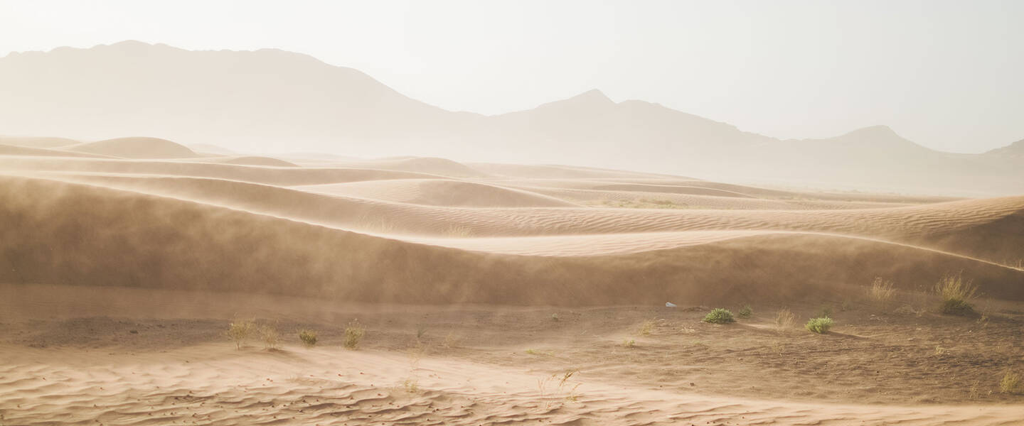 Sahara zandduinen en stofwolken