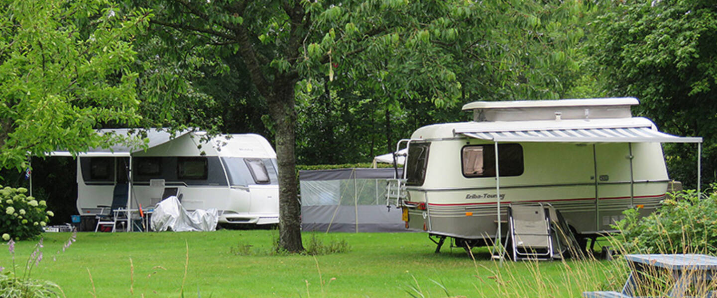 caravans met somber weer op de camping in groningen in juli 2020