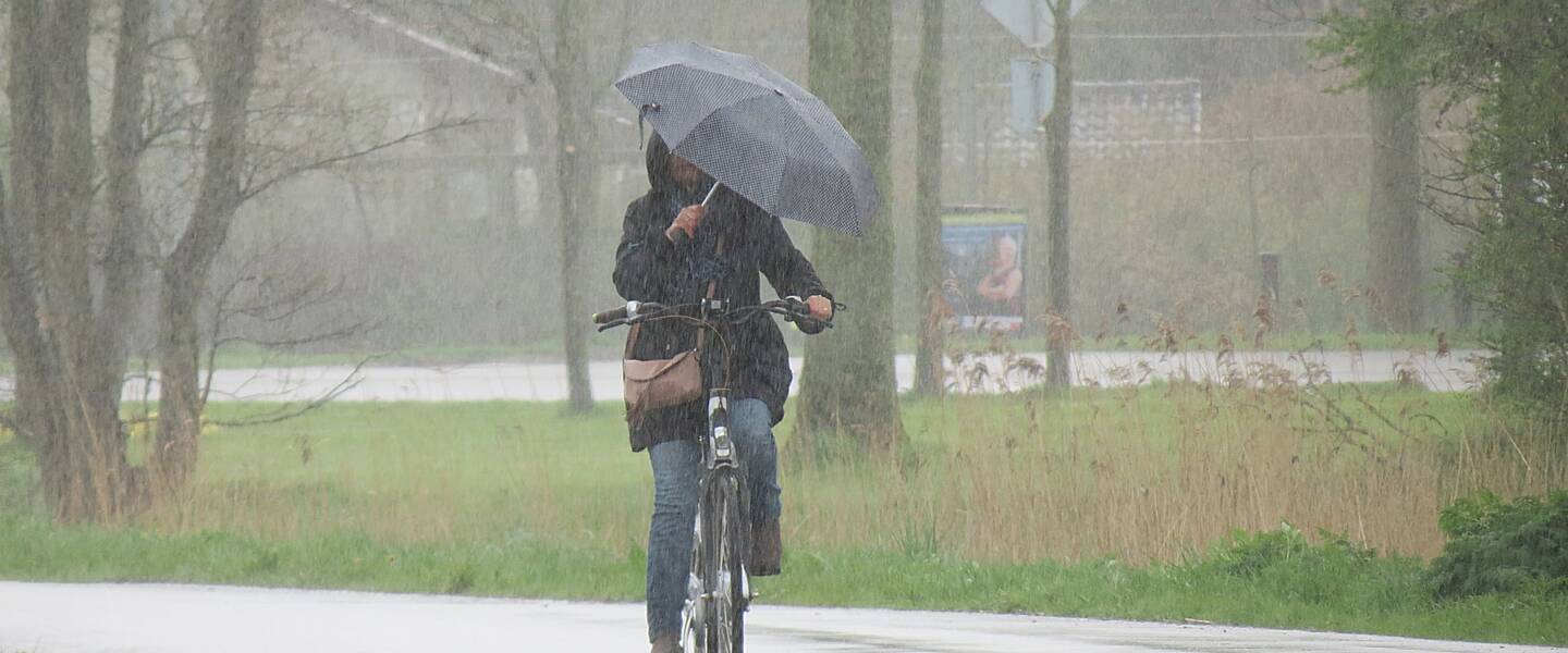 fietser in de regen