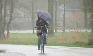 fietser in de regen