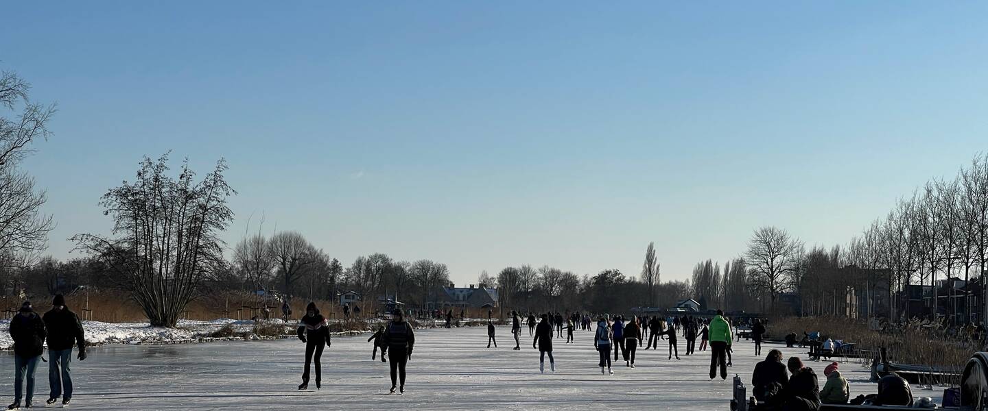 schaatsers op natuurijs in februari 2021
