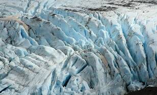 Crevasses van Raven Glacier, Zuid-Alaska, Verenigde Staten. Bron: Wikipedia, CC BY-SA 3.0 licentie.