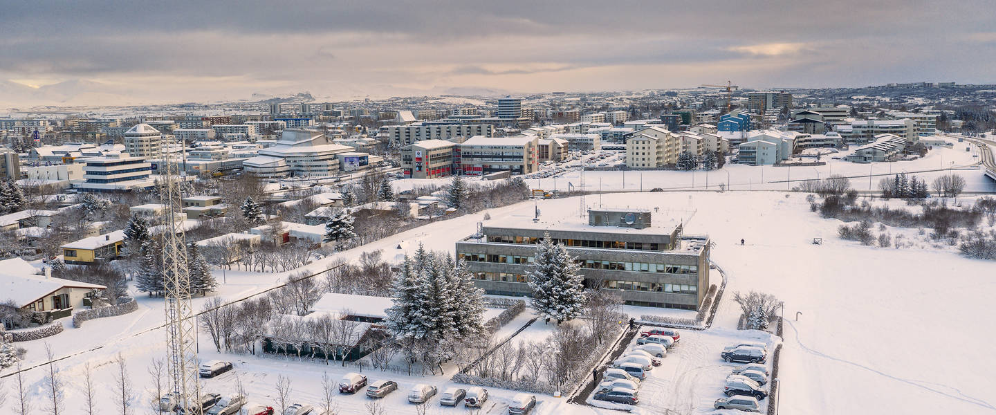 foto van het hoofdkantoor IMO, de nationale weerdienst IJsland, in de sneeuw