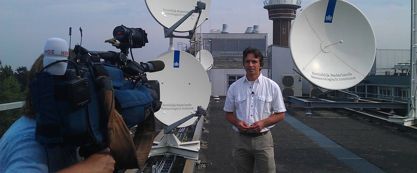 Ad Stoffelen op het dak van het KNMI bij de detectie van het zeeijsminimum met scatterometers, augustus 2012