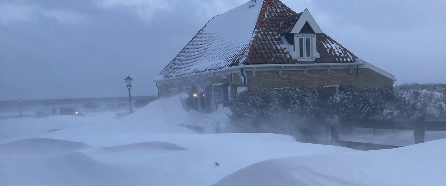 sneeuwduinen op texel tijdens sneeuwstorm darcy in februari 2021