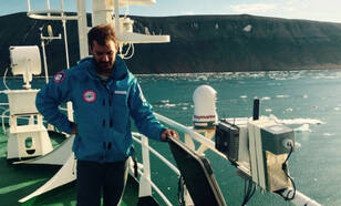 KNMI-onderzoeker verifieert de MAXDOAS-metingen tussen zee-ijsschotsen nabij het eiland Edgeøya (Spitsbergen) in 2015