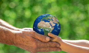 Een oudere en jongere hand houden samen de aarde vast