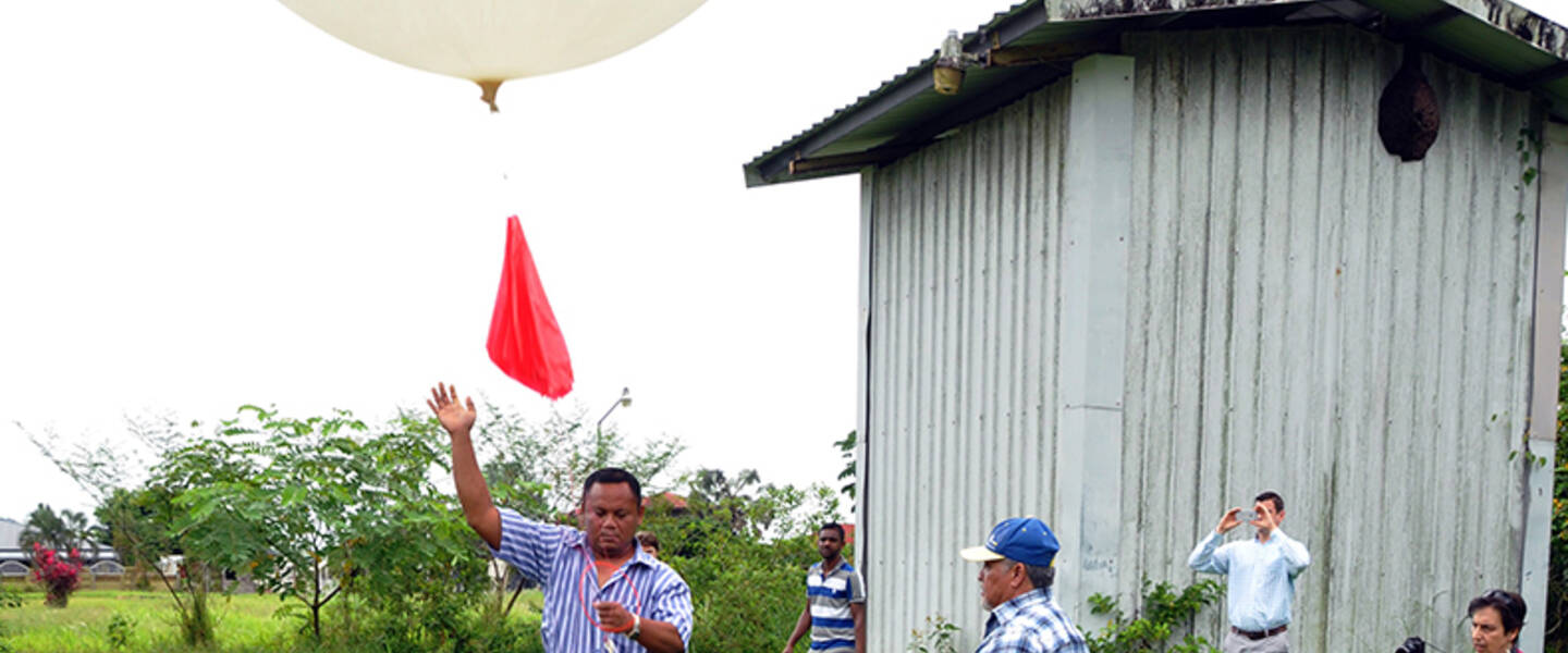 foto van een oplating van weerballon met ozonsonde in Paramaribo