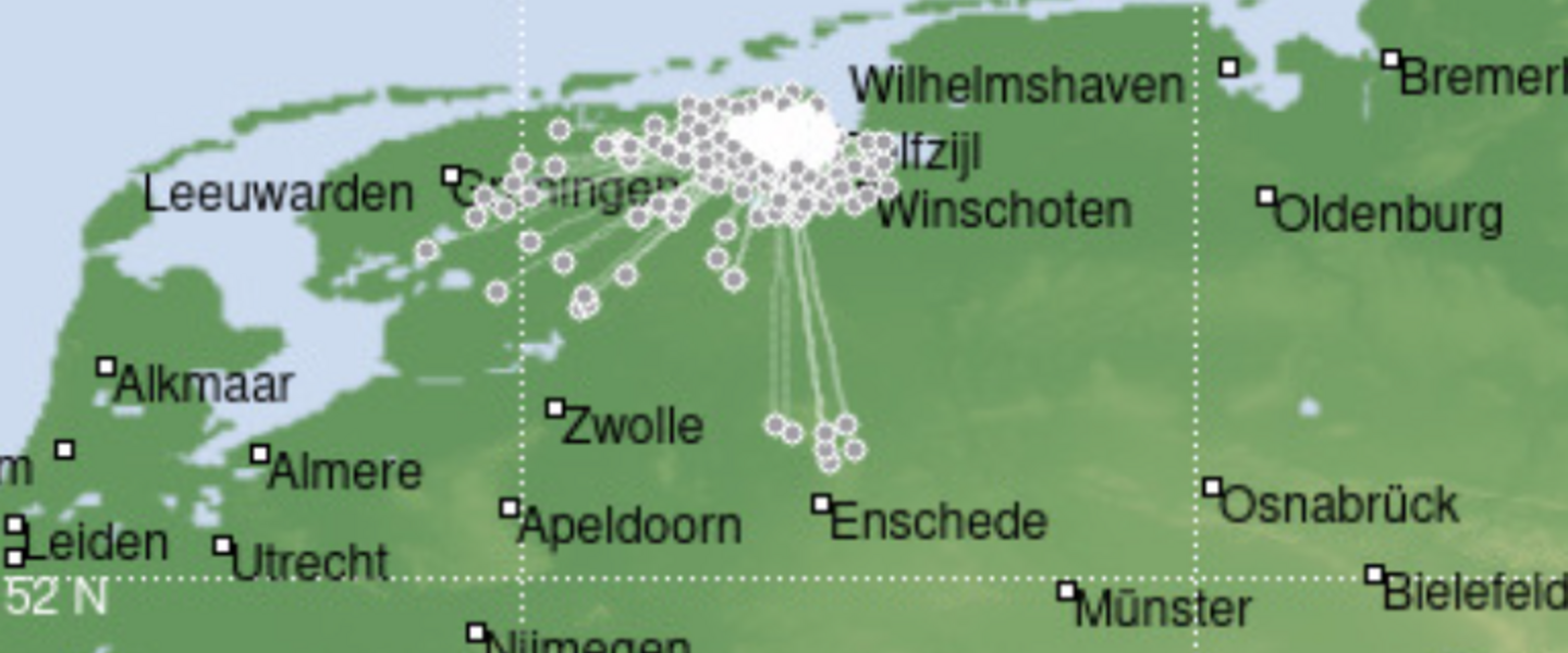 Beving bij Wirdum met witte stippen die de seismologische meetstations waar de beving geregistreerd is