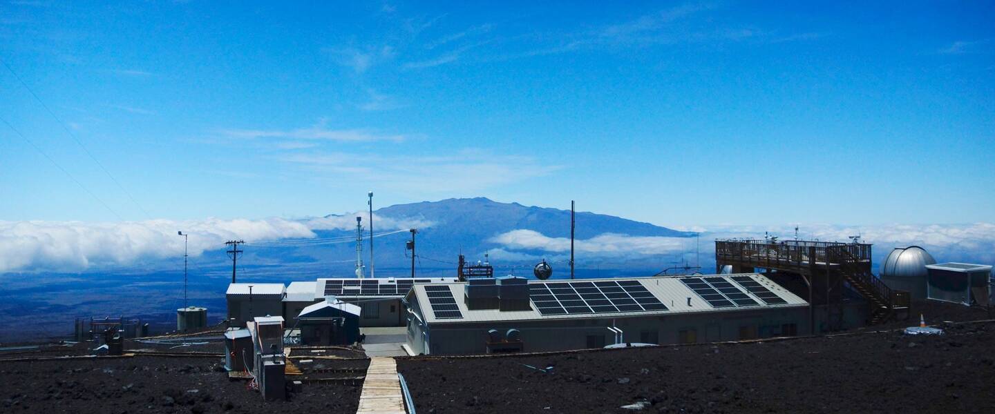Foto van het laboratorium boven op de vulkaan Mauna Loa