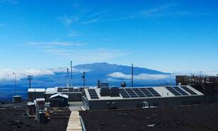 Foto van het laboratorium boven op de vulkaan Mauna Loa