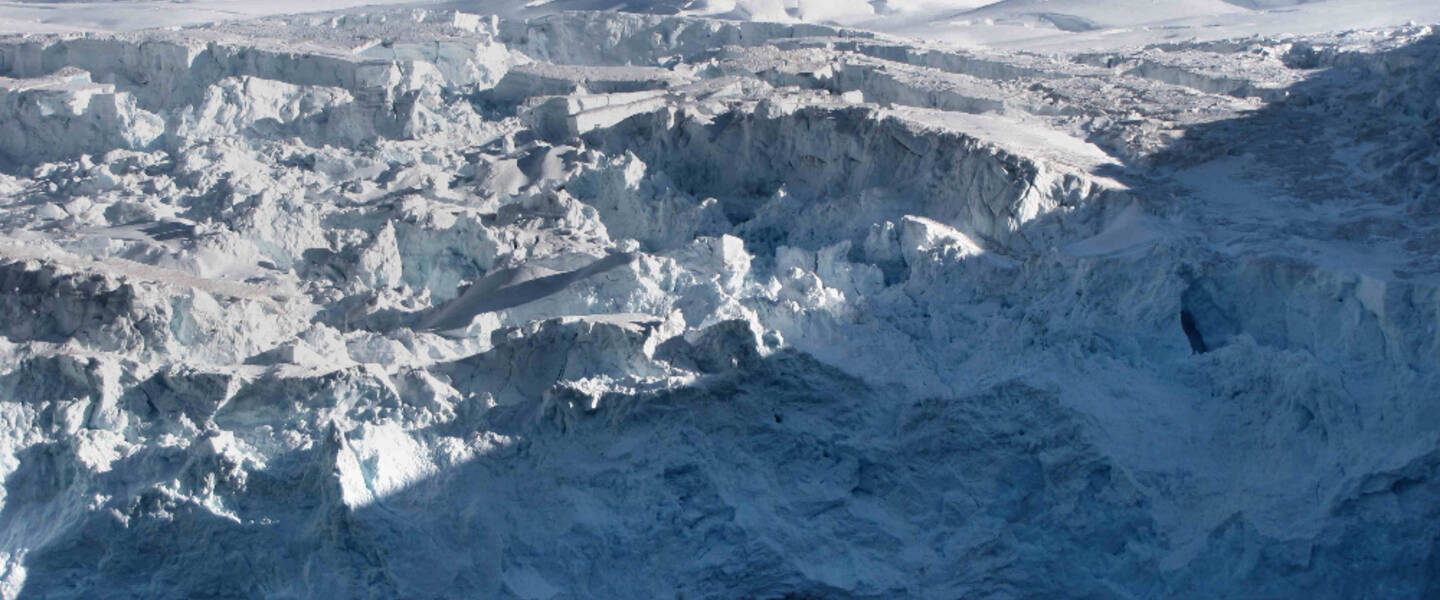 Gletsjer op het Antarctisch schiereiland gezien vanuit zee