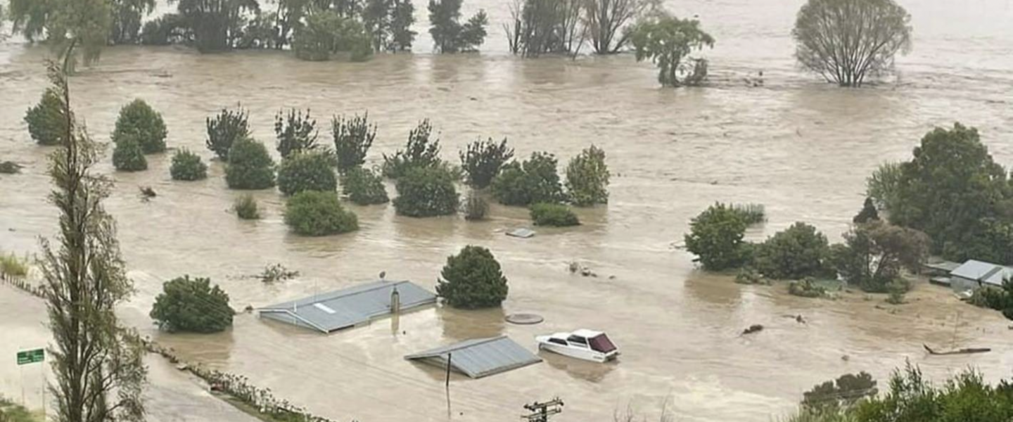 Overstroming met auto's net boven water