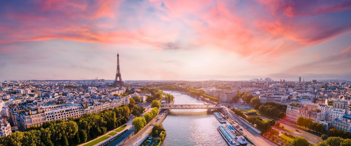 Luchtfoto van Parijs onder een oranje gekleurde lucht