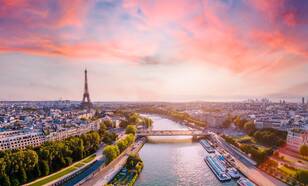 Luchtfoto van Parijs onder een oranje gekleurde lucht