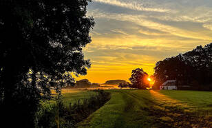 zonsondergang in midden nederland op een warme dag in september 2023