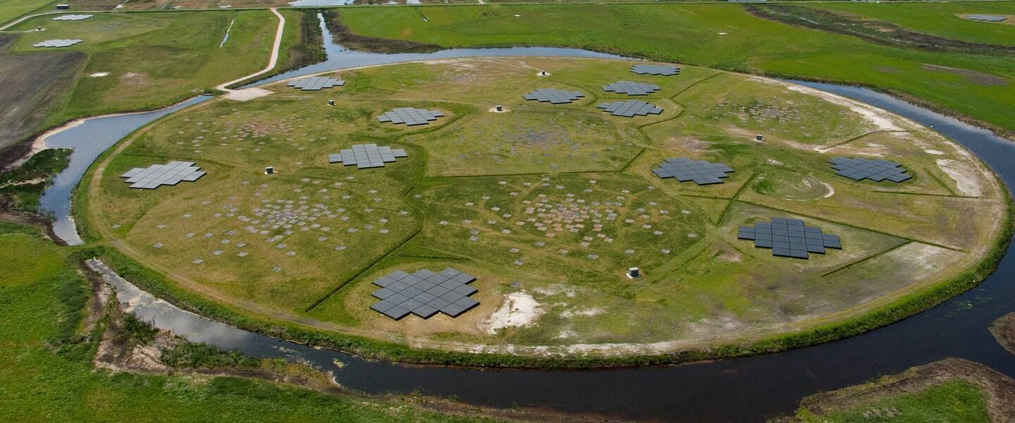 foto van meerdere LOFAR antennevelden op de superterp, in de buurt van Exloo, Drenthe. 
