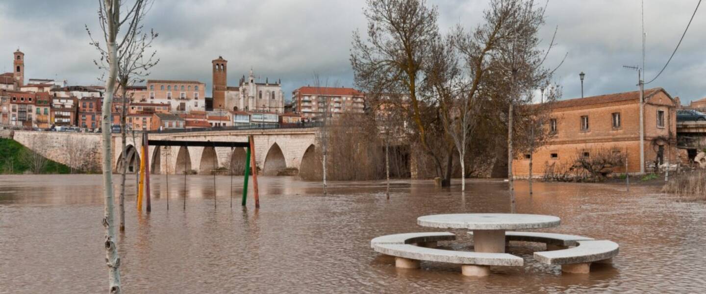 Een overstroomde speeltuin in Spanje in september 2023