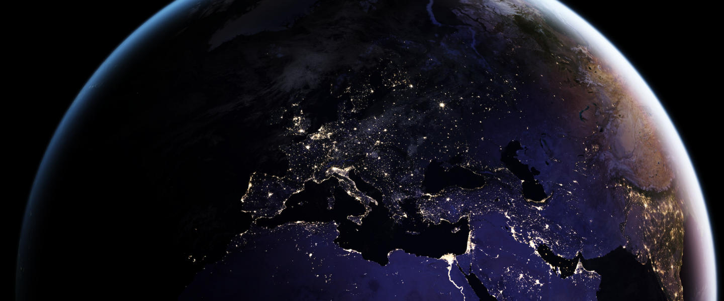 Nachtelijk Europa gezien vanuit de ruimte