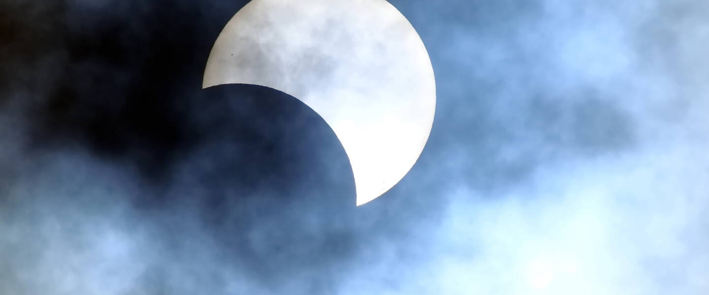 Maan schuift voor de zon tijdens een gedeeltelijke zonsverduistering