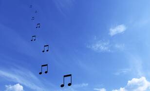 Foto van blauwe lucht met vallende muzieknoten