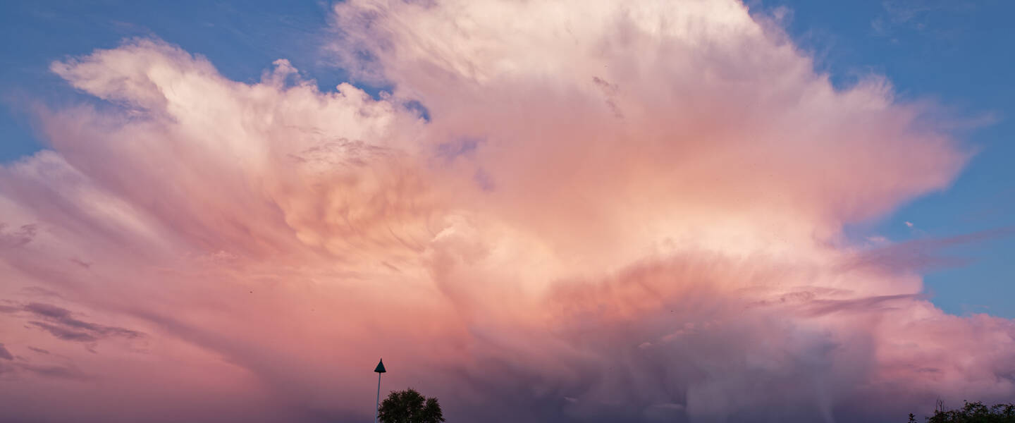 Hevige bui bij zonsondergang