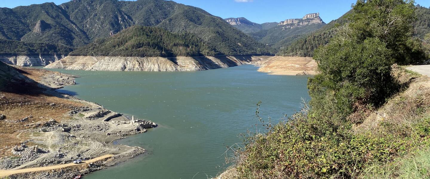 Stuwdam in Spanje bij lage waterstand