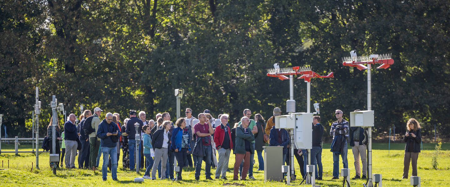 Bezoekers krijgen een rondleiding bij het testveld 