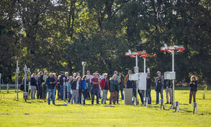 Bezoekers krijgen een rondleiding bij het testveld 
