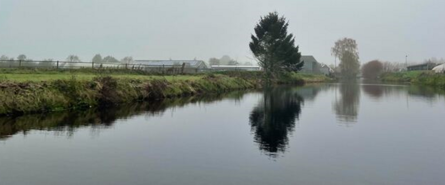 Het KNMI wordt (bijna) aan het zicht onttrokken door de mist