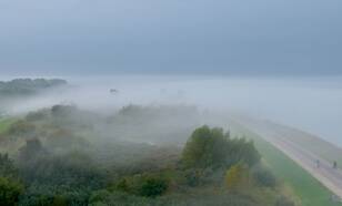 Het KNMI wordt (bijna) aan het zicht onttrokken door de mist