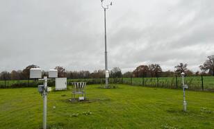 foto van het nieuwe automatische weerstation Horst aan de Maas