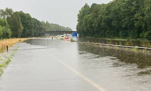 Foto van een ondergelopen snelweg bij De Lutte