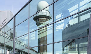 weerspiegeling van de radartoren van het KNMI in De Bilt