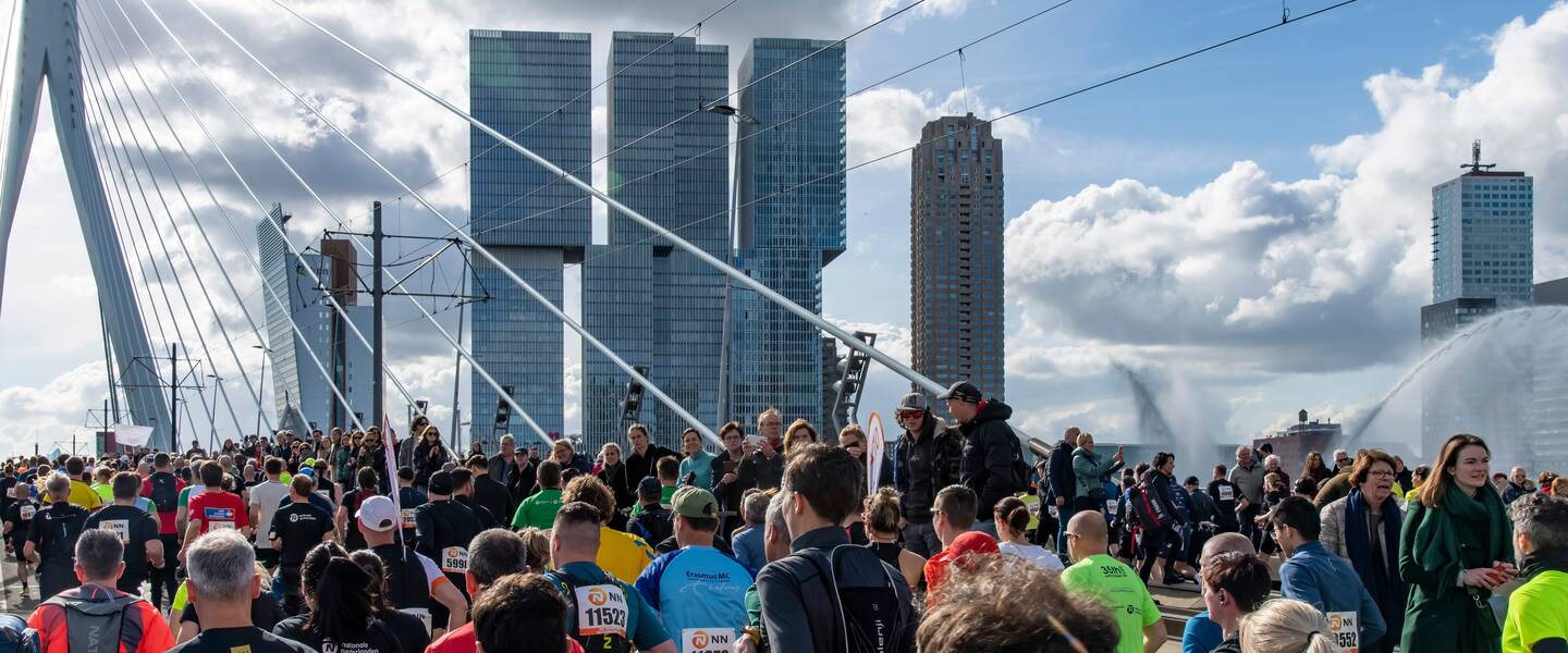 Lopers tijdens de marathon Rotterdam op de Erasmusbrug