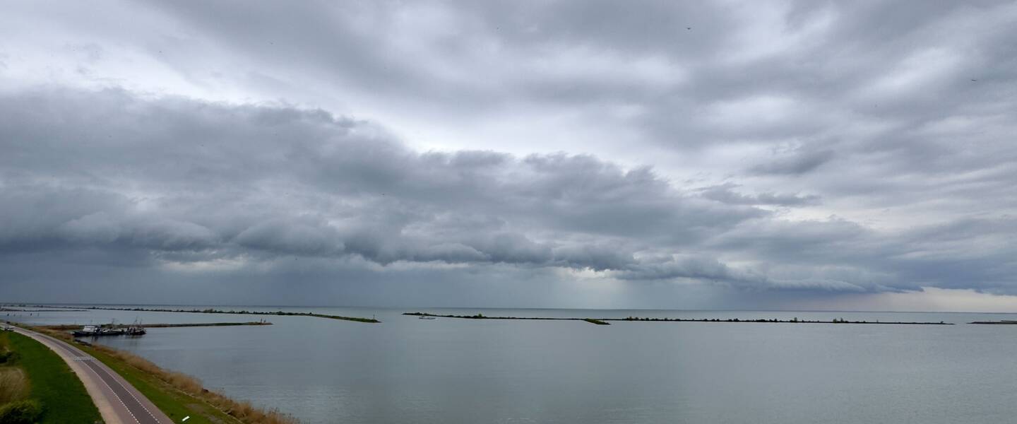 Regenbui boven water