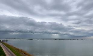 Regenbui boven water