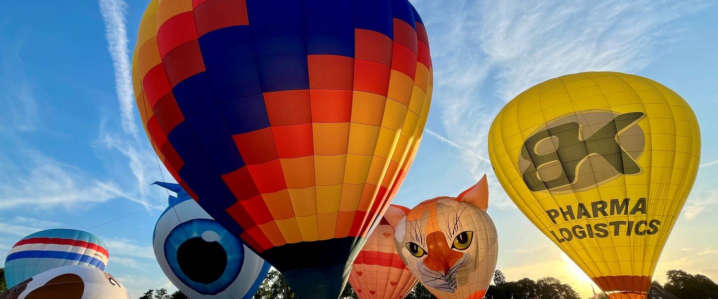 Hete luchtballonnen tijdens het opstijgen