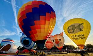 Hete luchtballonnen tijdens het opstijgen