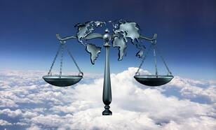 Weegschaal boven de wolken