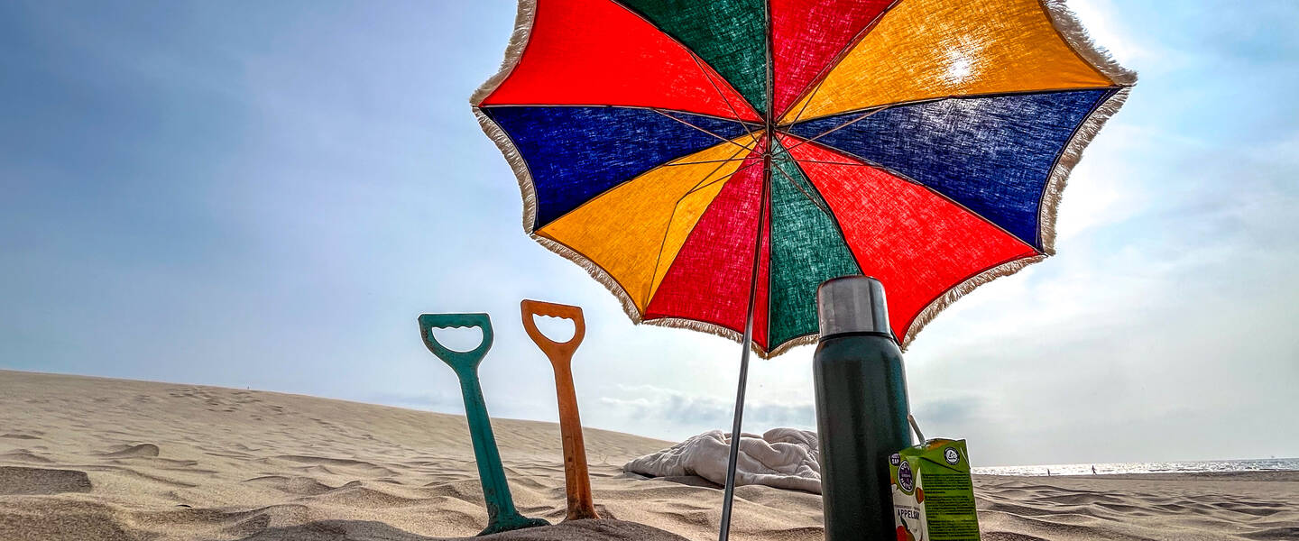 parasol en schepjes op het strand in juni 2025