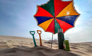 parasol en schepjes op het strand in juni 2025