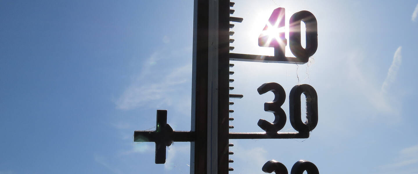 Foto van thermometer die 37 graden aangeeft